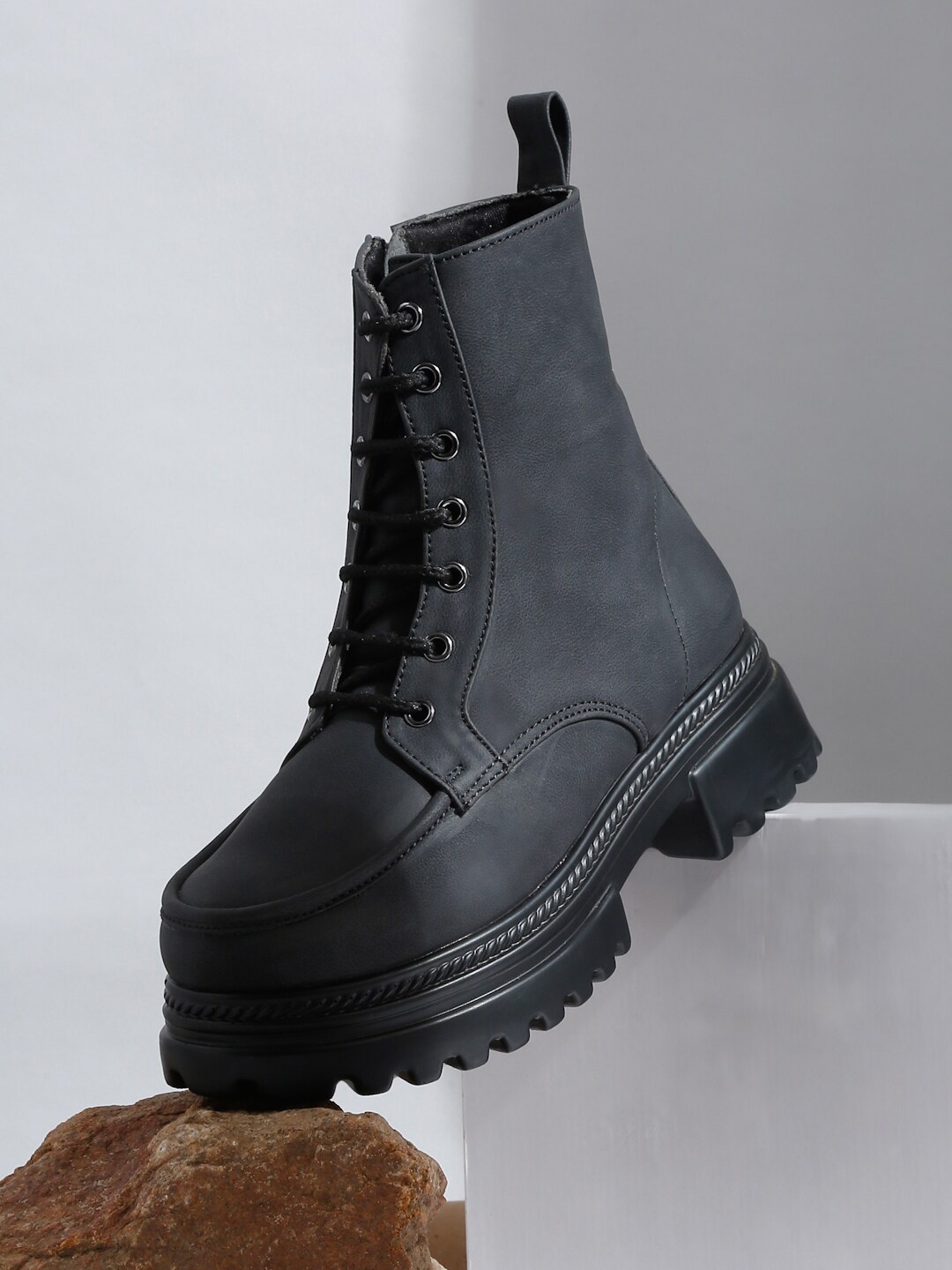 

VALIOSAA Women Heeled Mid-Top Regular Boots, Black