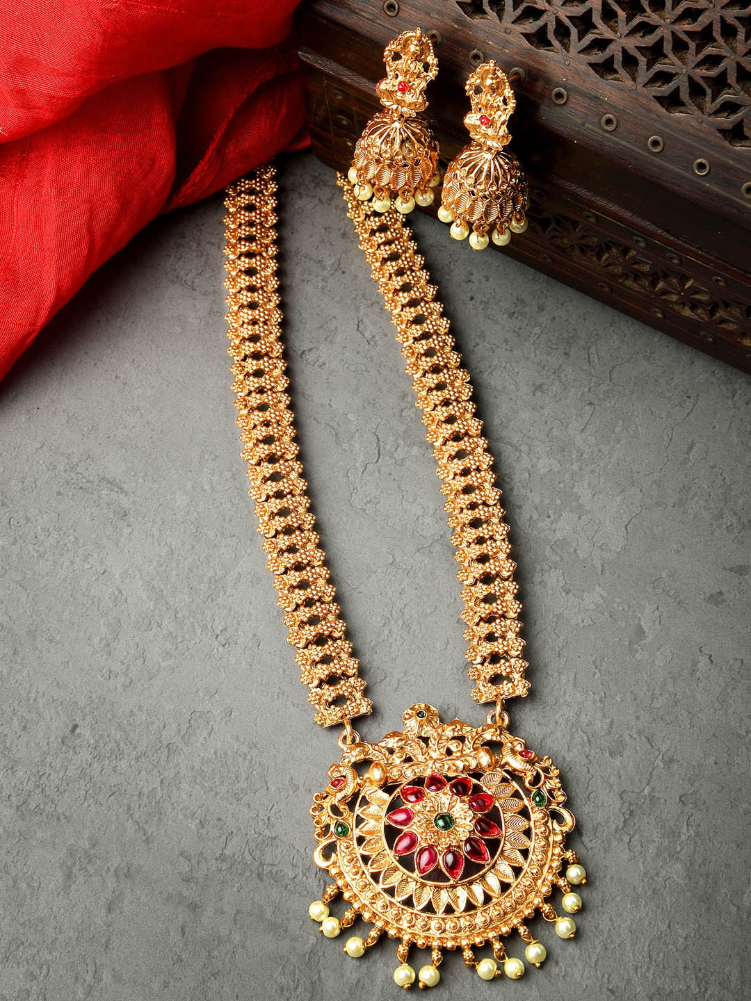 

KARATCART Gold-Plated Kundan-Studded & Beaded Temple Jewellery Set