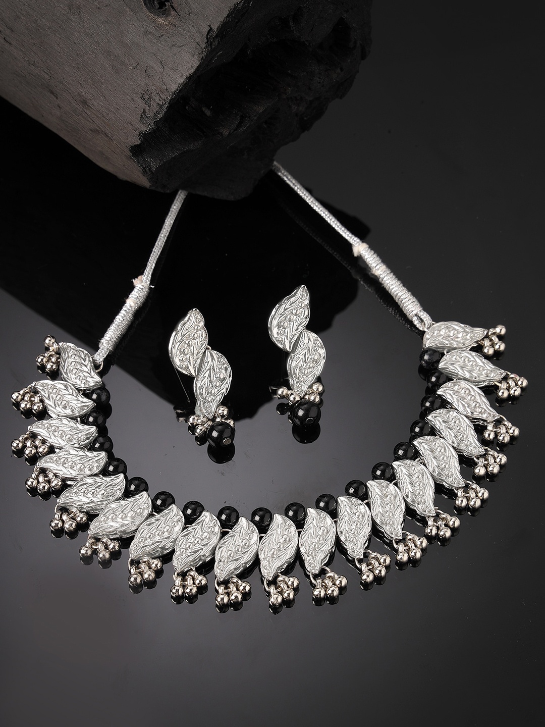 

KARATCART Silver-Plated Kundan-Studded & Beaded Necklace & Earrings