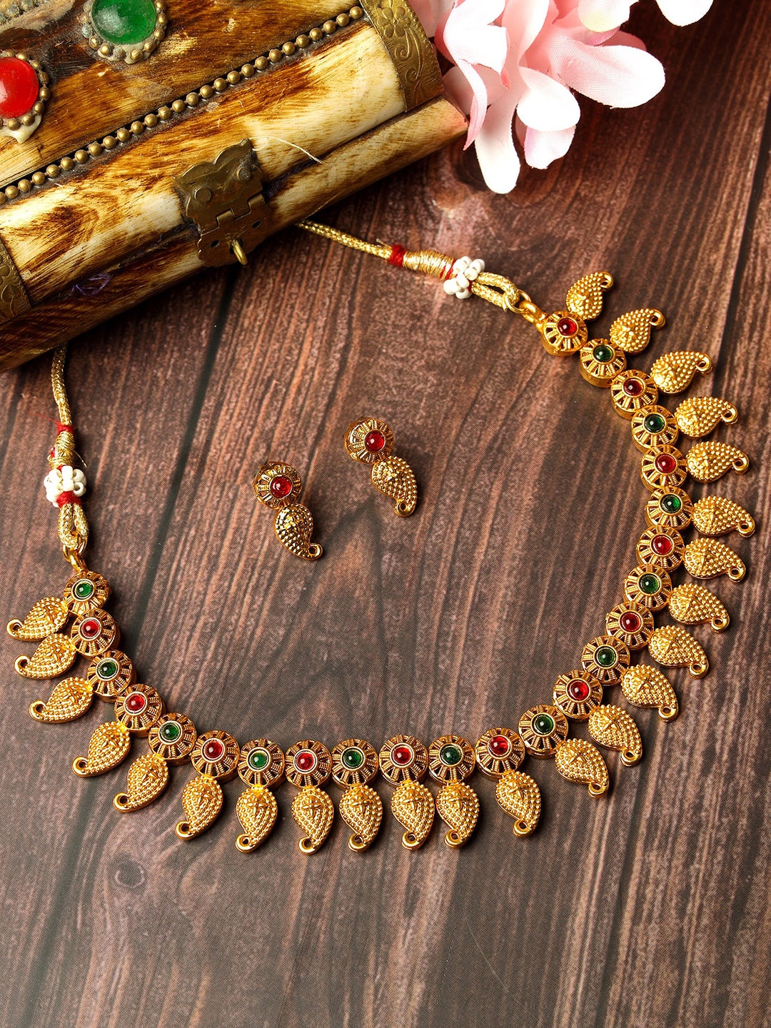 

KARATCART Gold-Plated Kundan-Studded Paisley Jewellery Set