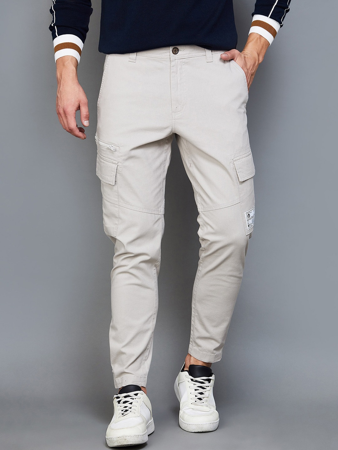 

Bossini Men Mid Rise Cotton Cargos Trousers, Grey