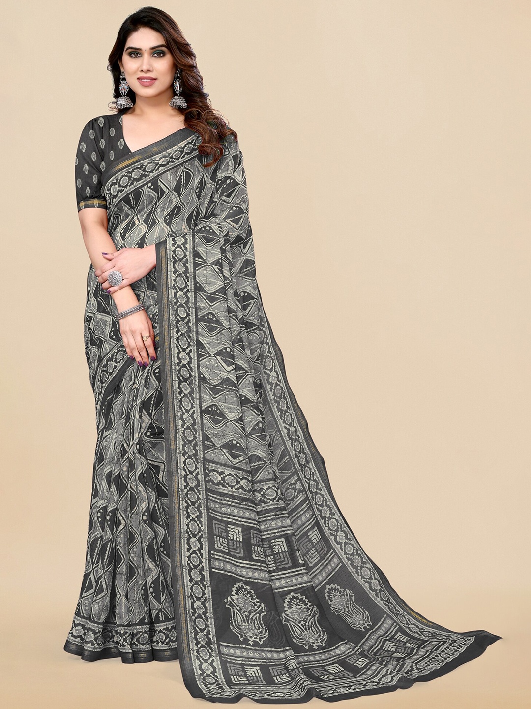 

MIRCHI FASHION Grey & Off White Abstract Block Printed Saree