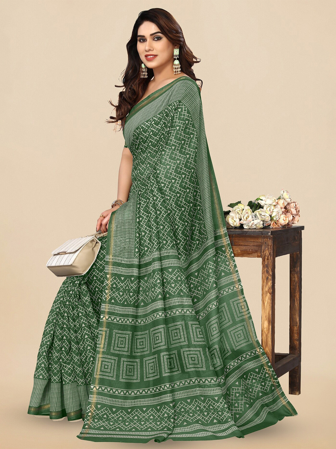 

MIRCHI FASHION Green Geometric Printed Zari Detailed Saree