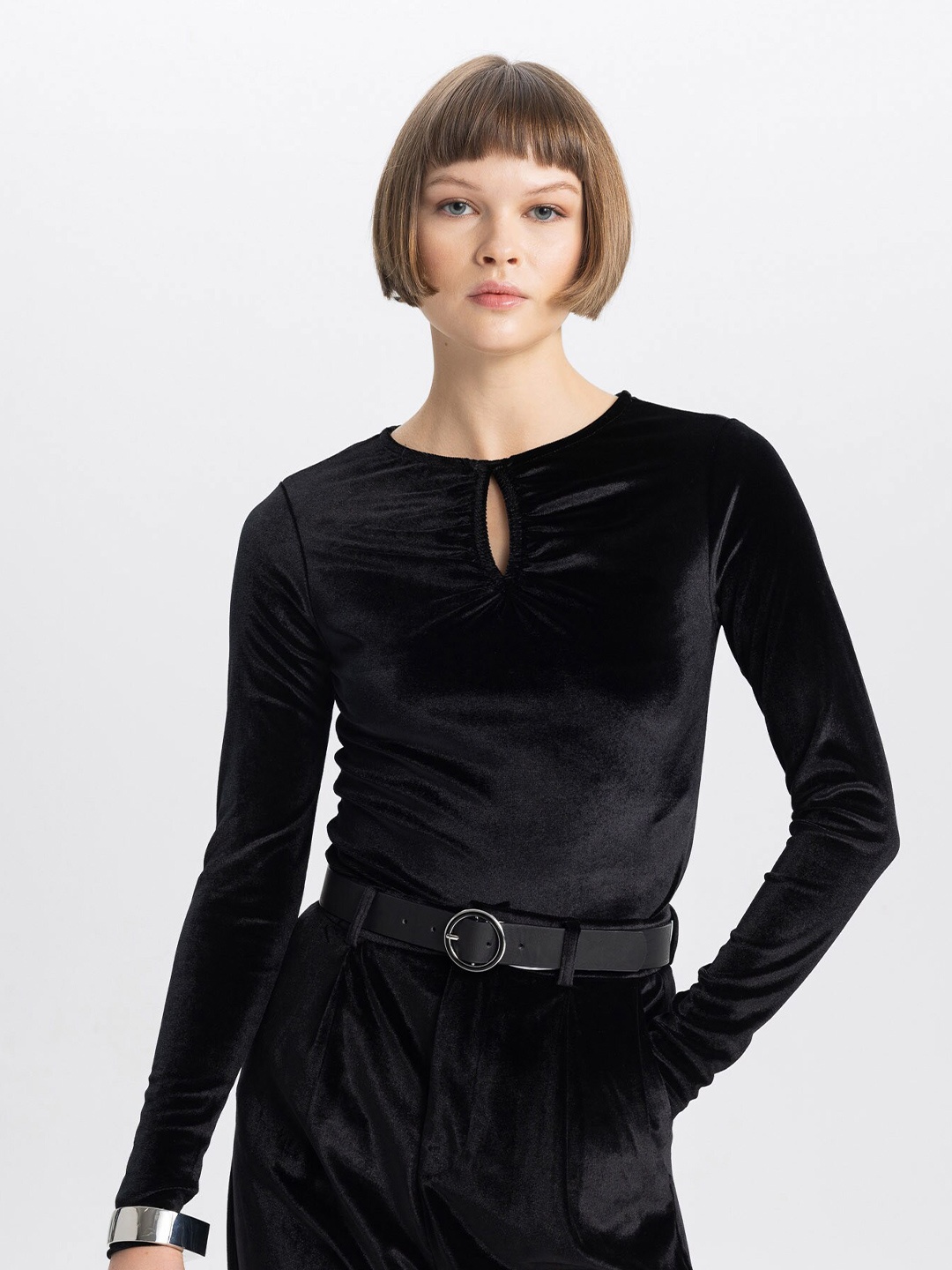 

DeFacto Keyhole Neck Velvet Top, Black
