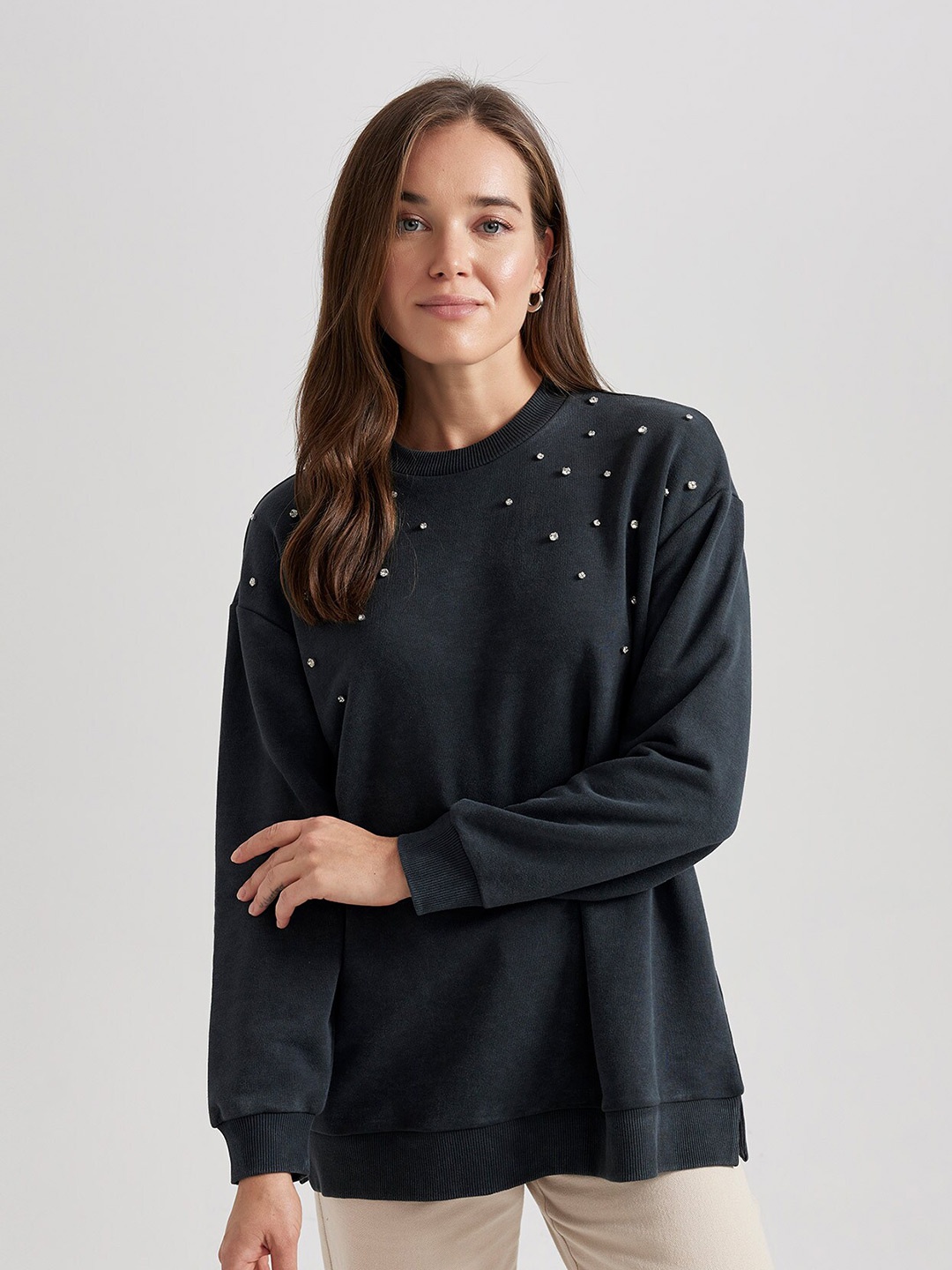 

DeFacto Embellished Round Neck Long Sleeve Pullover Sweatshirt, Black
