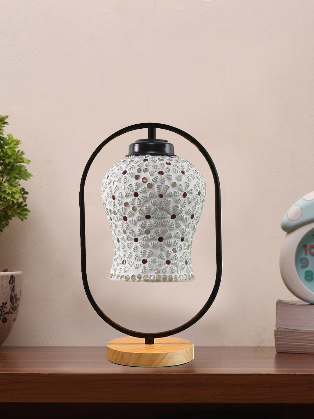 

Devansh Black & White Textured Cylinder Shaped Table Lamps
