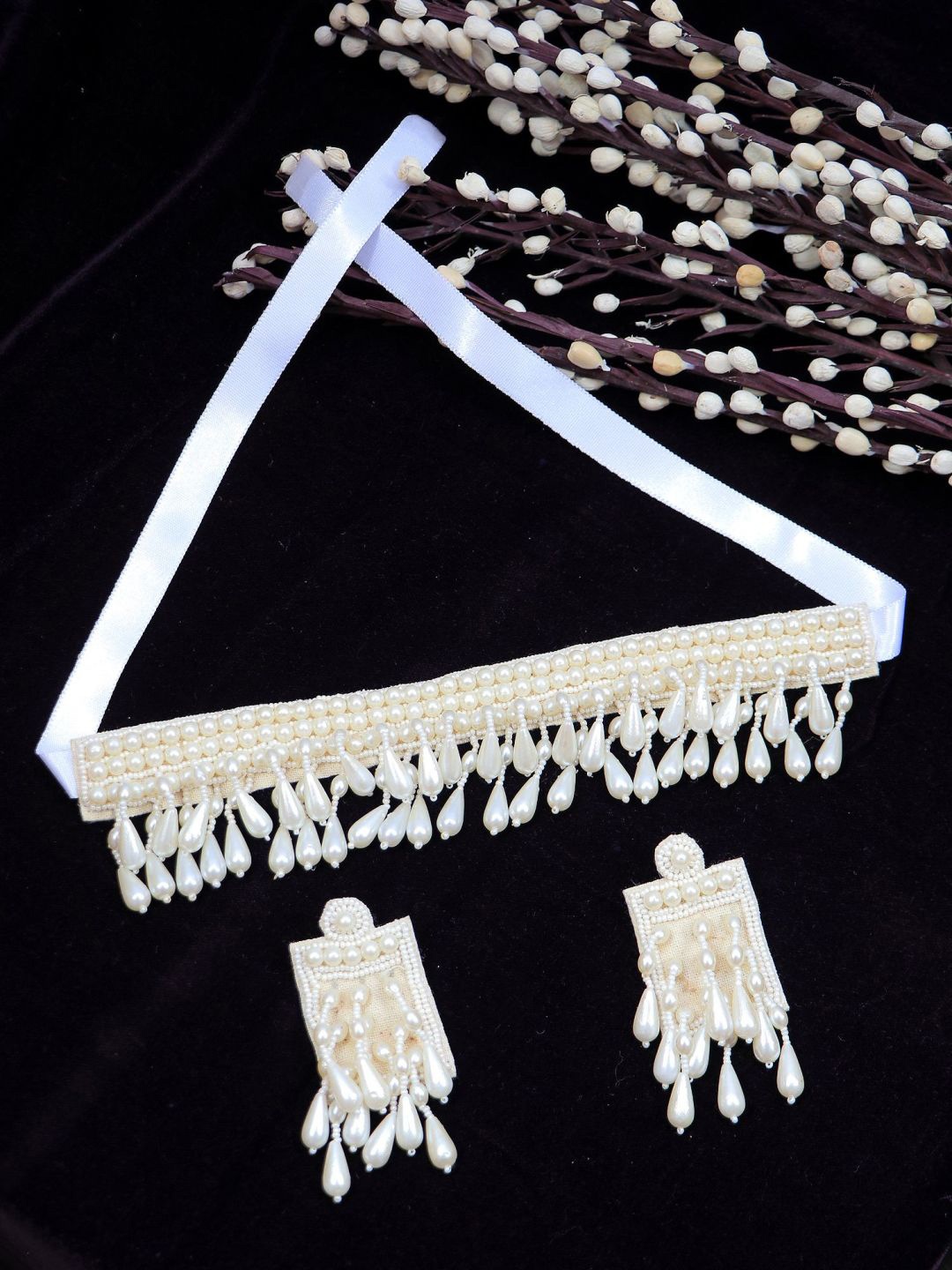 

Crunchy Fashion Beaded Jewellery Set, White