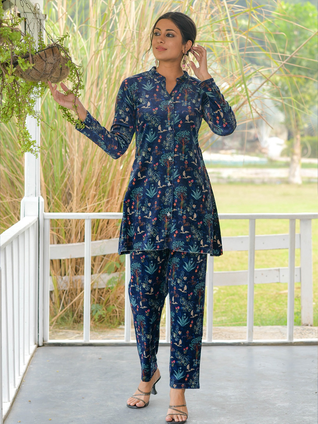 

Idhu Floral Printed Mandarin Collar A-Line Kurta, Navy blue