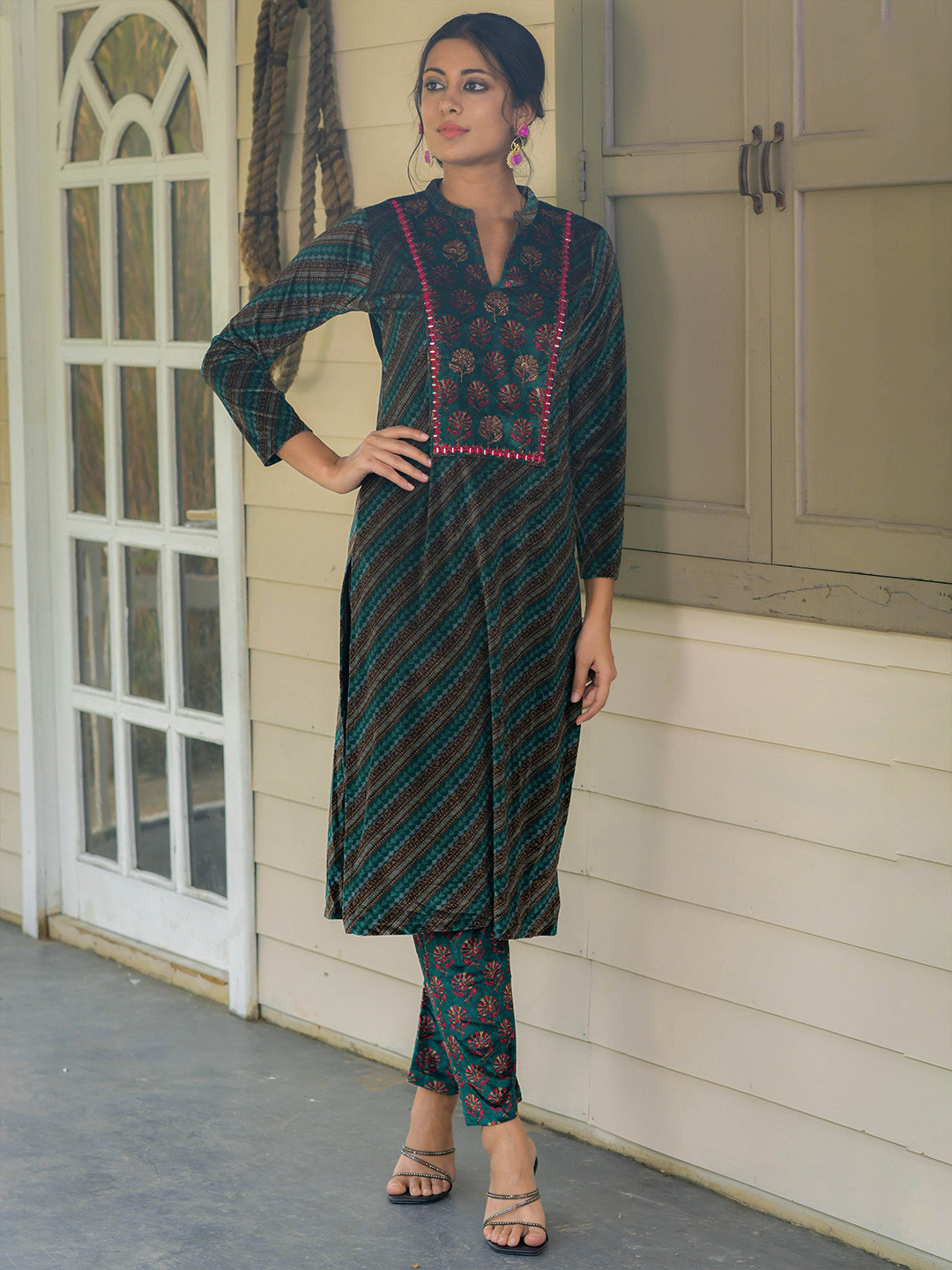 

Idhu Floral Printed Mandarin Collar Straight Kurta With Trousers, Green