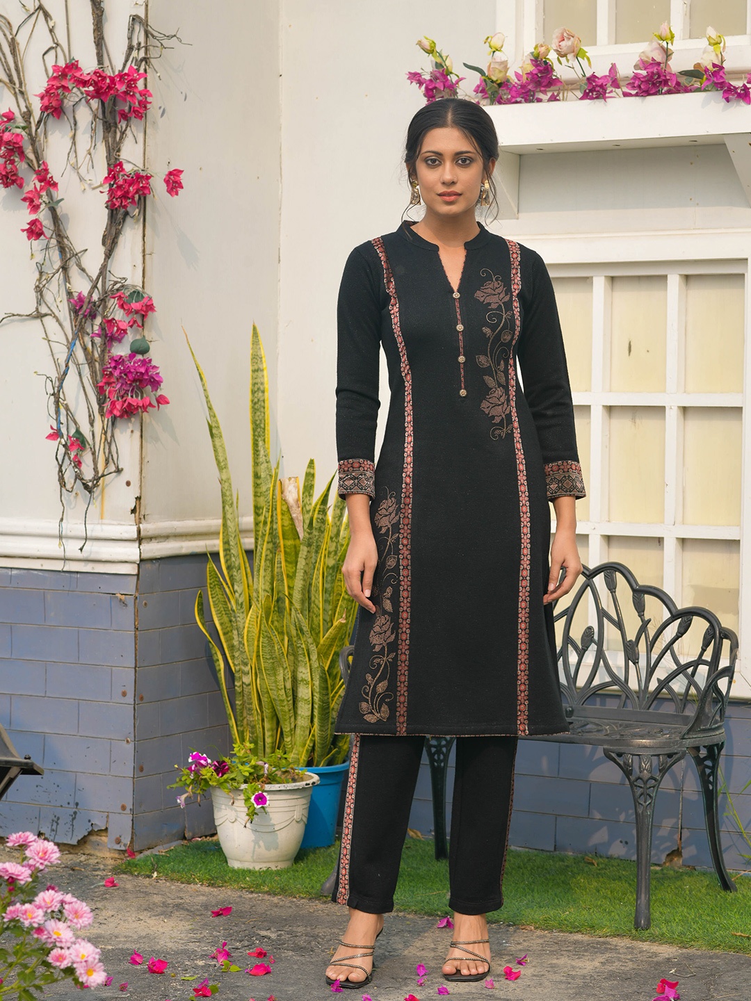 

Idhu Floral Woven Design Acrylic Mandarin Collar Straight Kurta, Black
