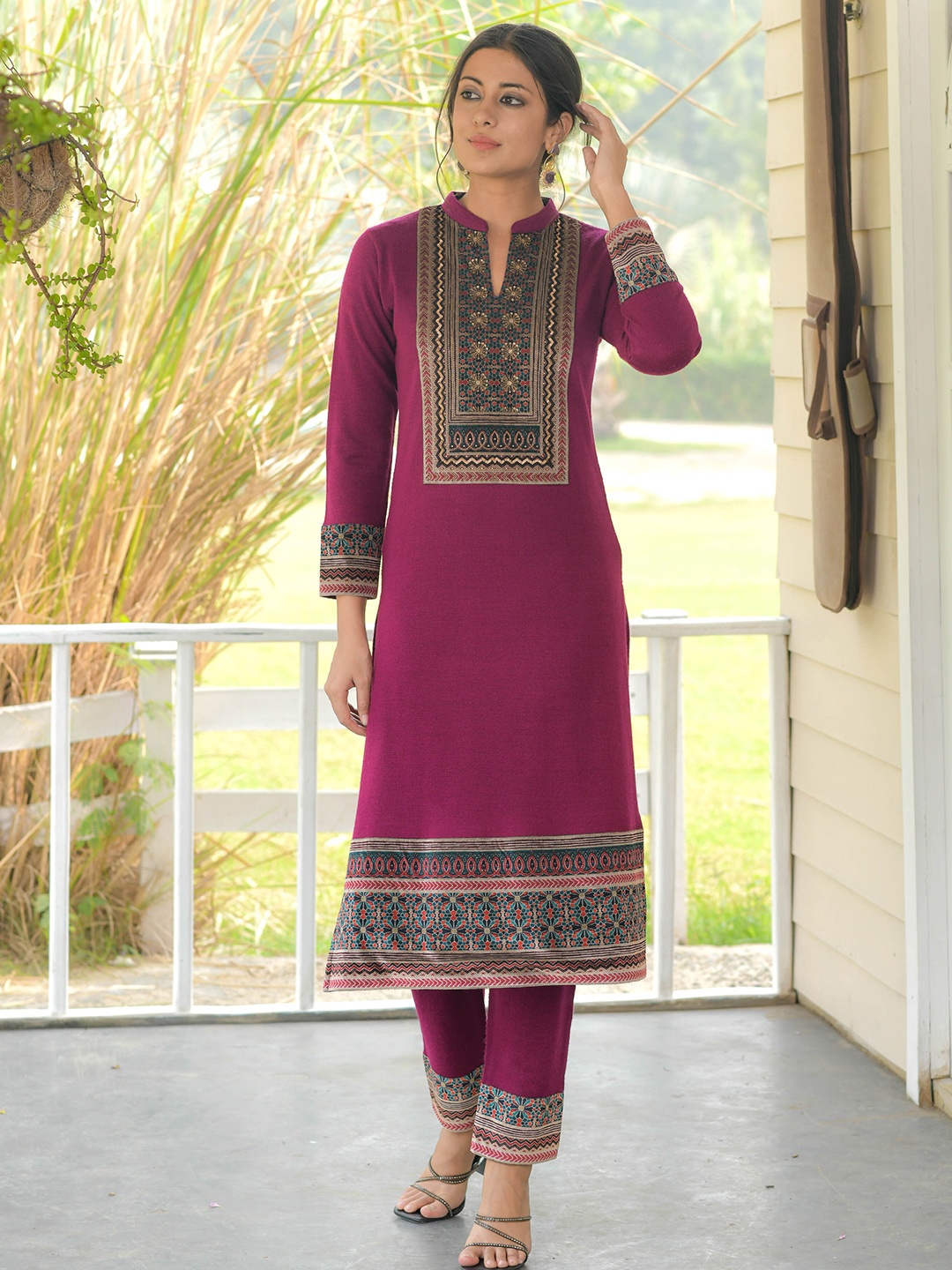 

Idhu Yoke Design Sequinned Mandarin Collar Straight Kurta, Magenta