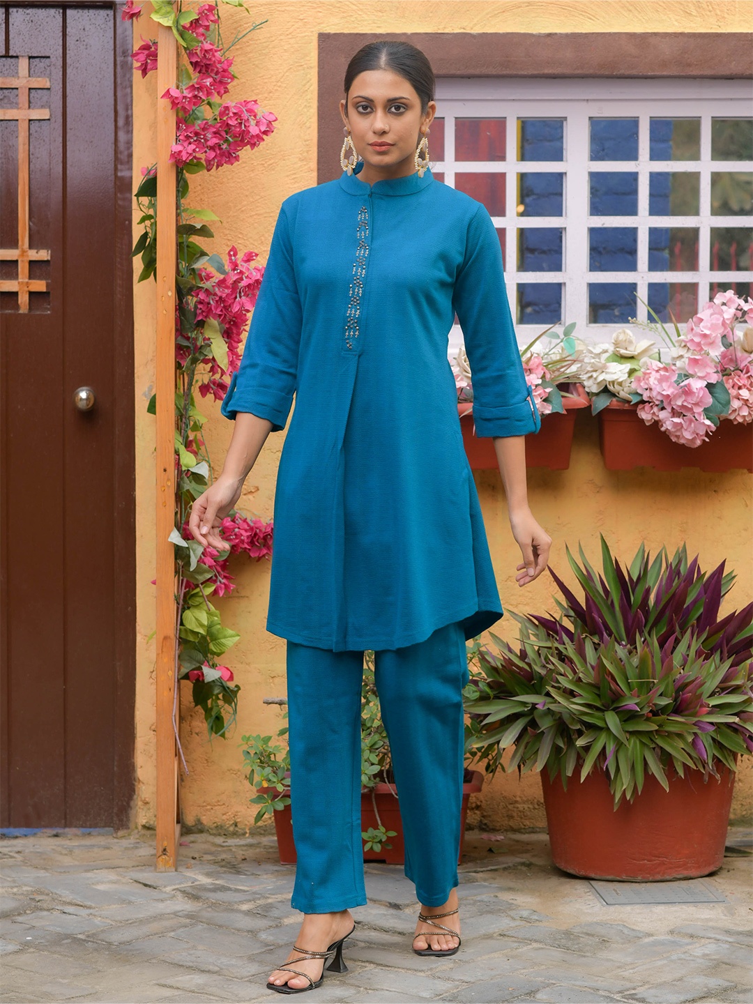

Idhu Beads and Stones Mandarin Collar Pure Acrylic Straight Kurta, Blue