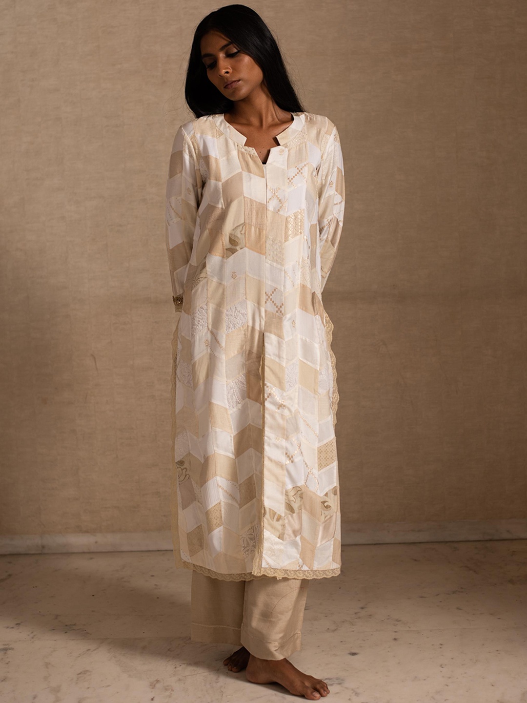 

PriyankaRaajiv Geometric Printed Pure Silk Straight Kurta With Palazzo, White