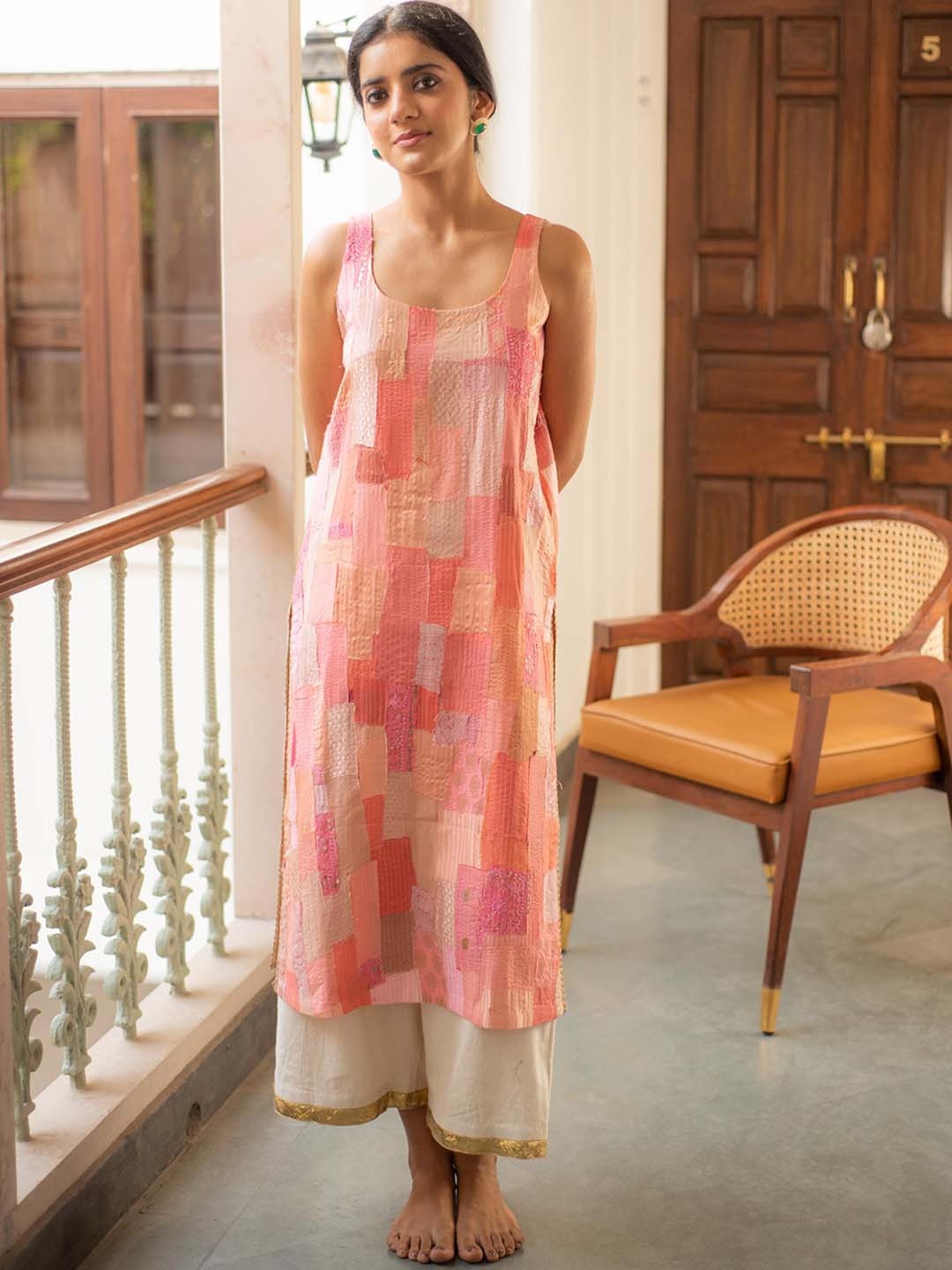 

PriyankaRaajiv Geometric Printed Pure Silk Straight Kurta With Palazzo, Pink