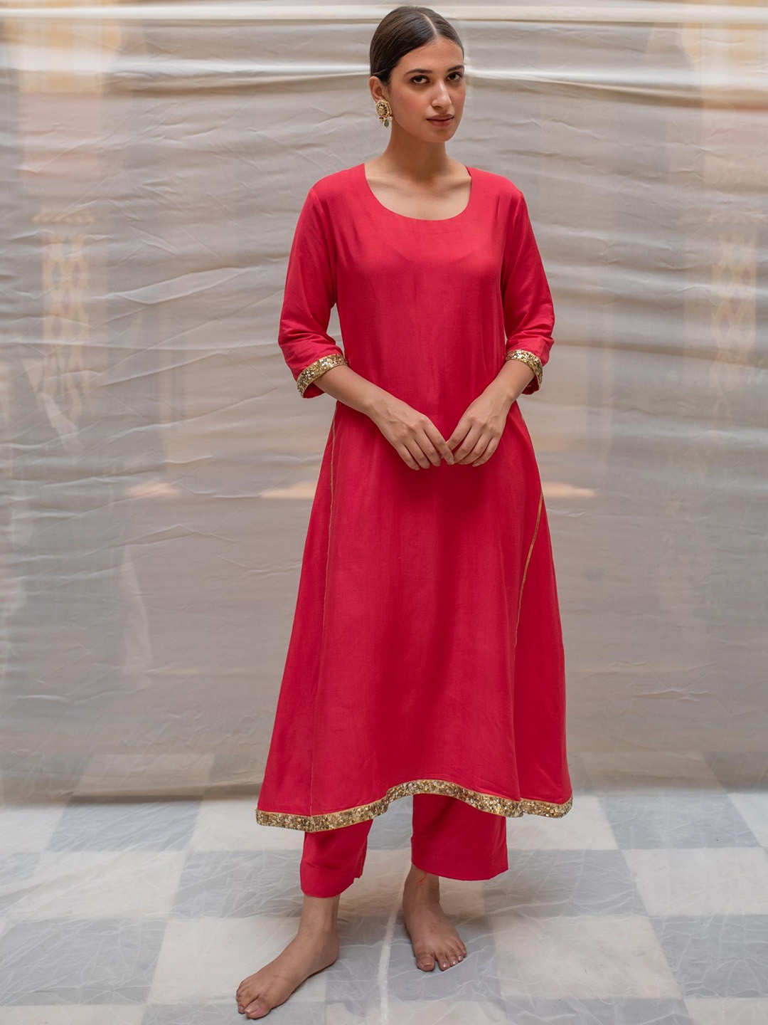 

PriyankaRaajiv Round Neck Regular Sequinned Kurta With Palazzos, Coral