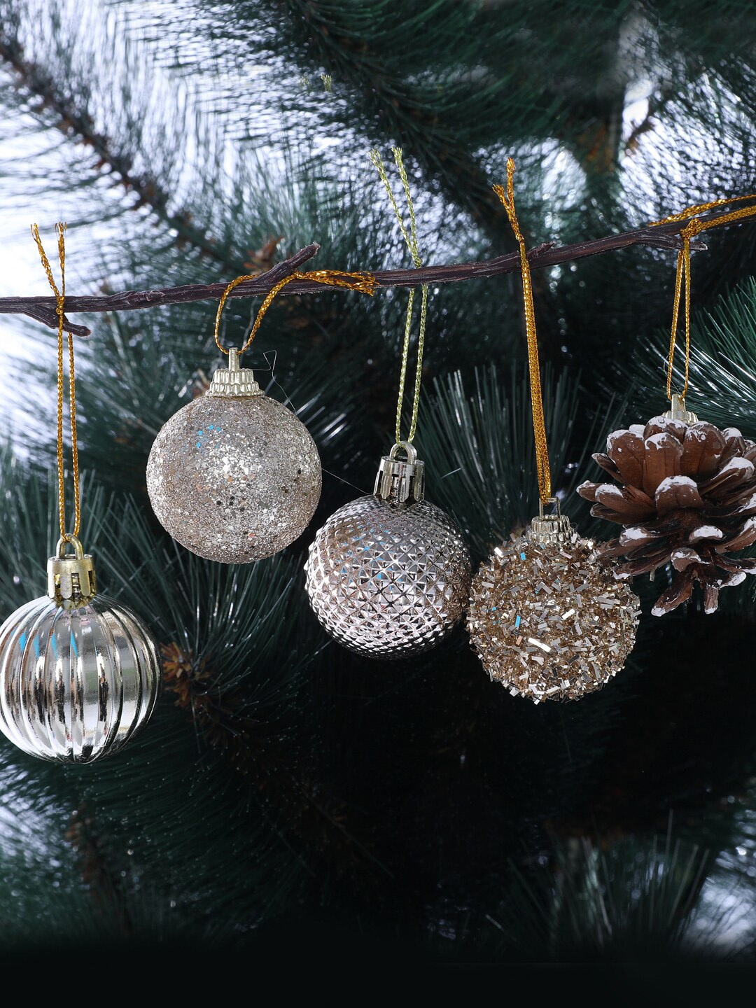 

TAYHAA Silver Toned 20 Pieces Metallic Shimmering Elegance Balls Festive Decor