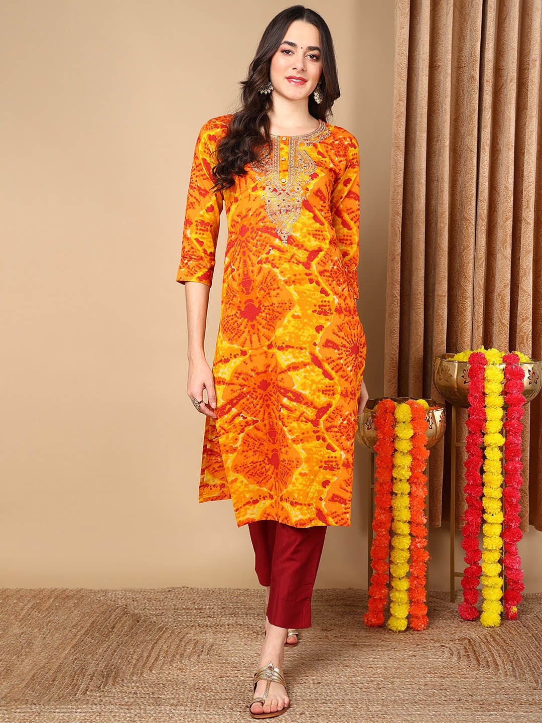 

AHIKA Tie & Dye Printed Round Neck Straight Kurta, Orange