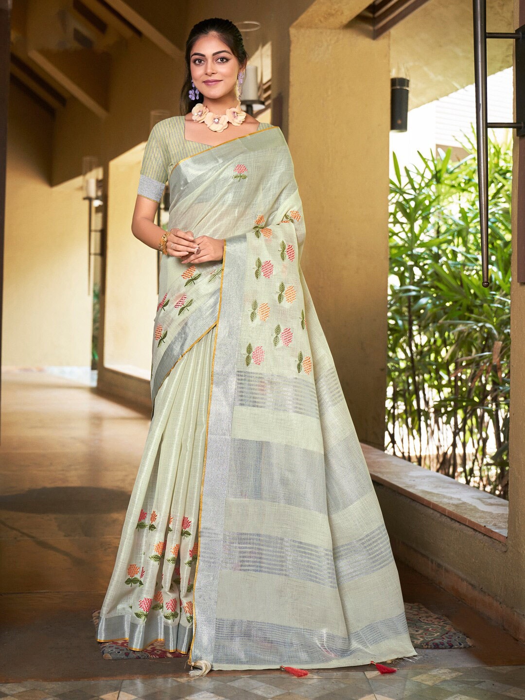 

Mitera Cream-Coloured Floral Embroidered Zari Saree