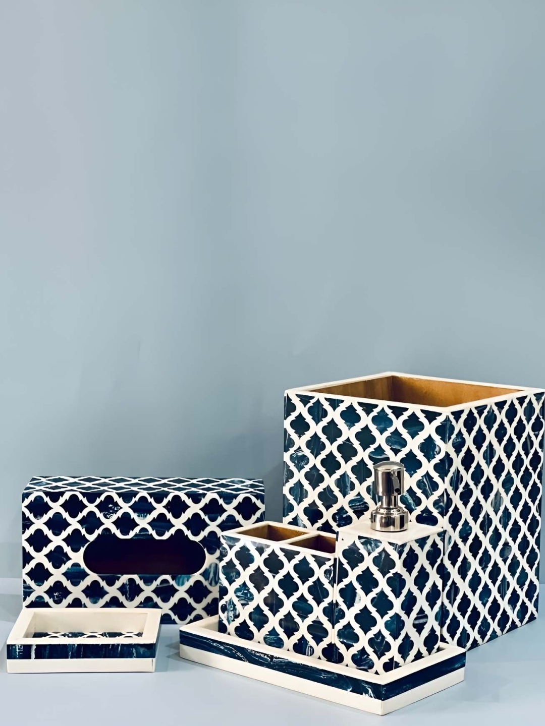 

CasaGold Blue & White Wooden Abstract Printed Bath Accessories Set