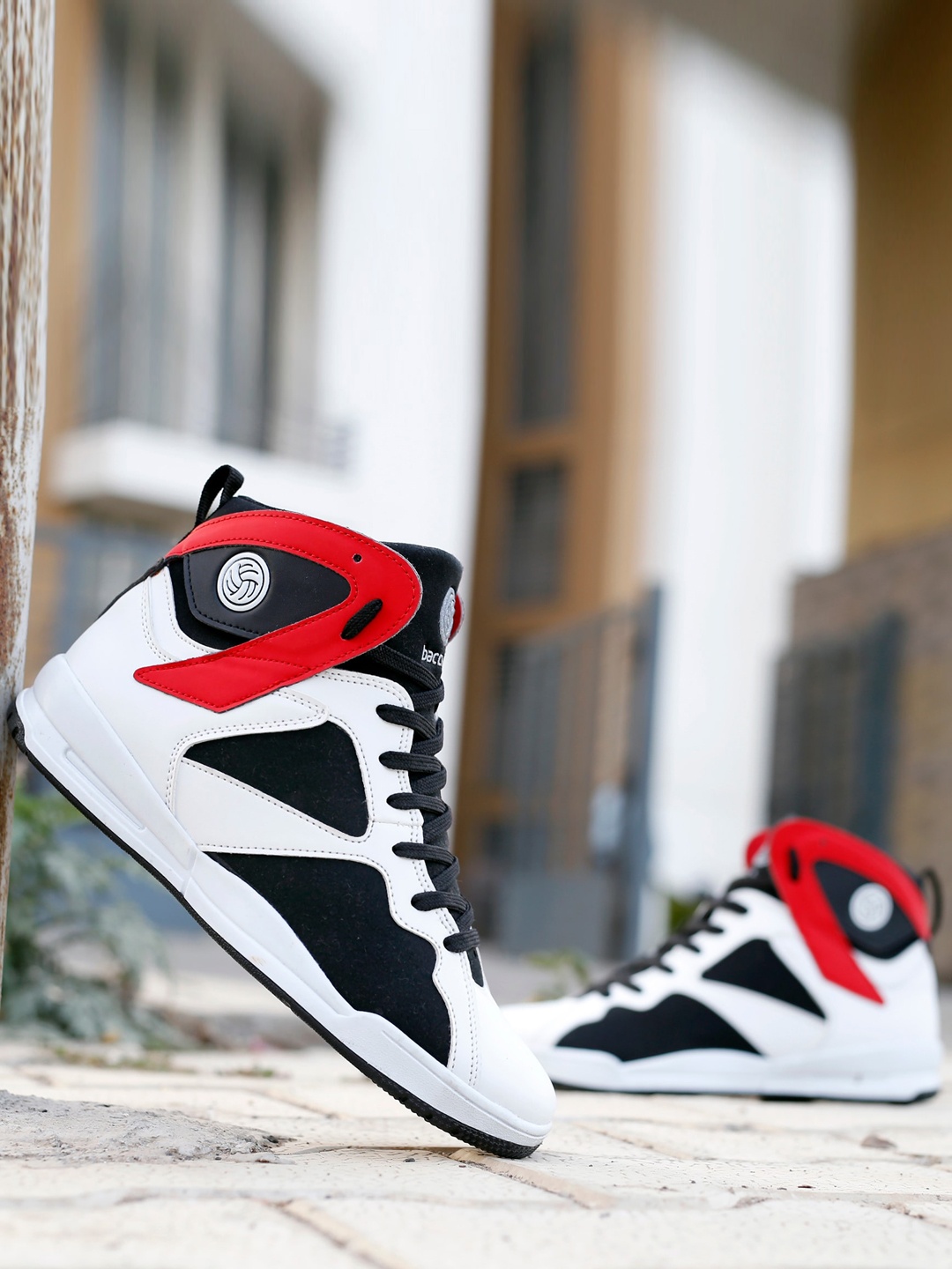 

bacca bucci Men NEO Mid Top Colourblocked Comfort Insole Sneakers, White