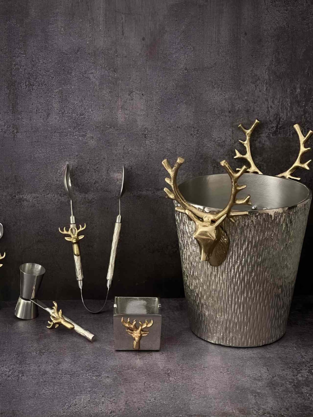 

CasaGold Grey 4 Pcs Textured Bar Accessories Set, Gold