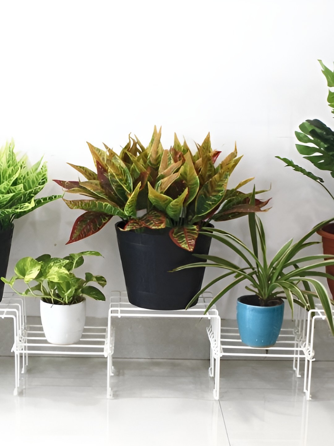 

Meshable White Textured Metal Planter With Holder