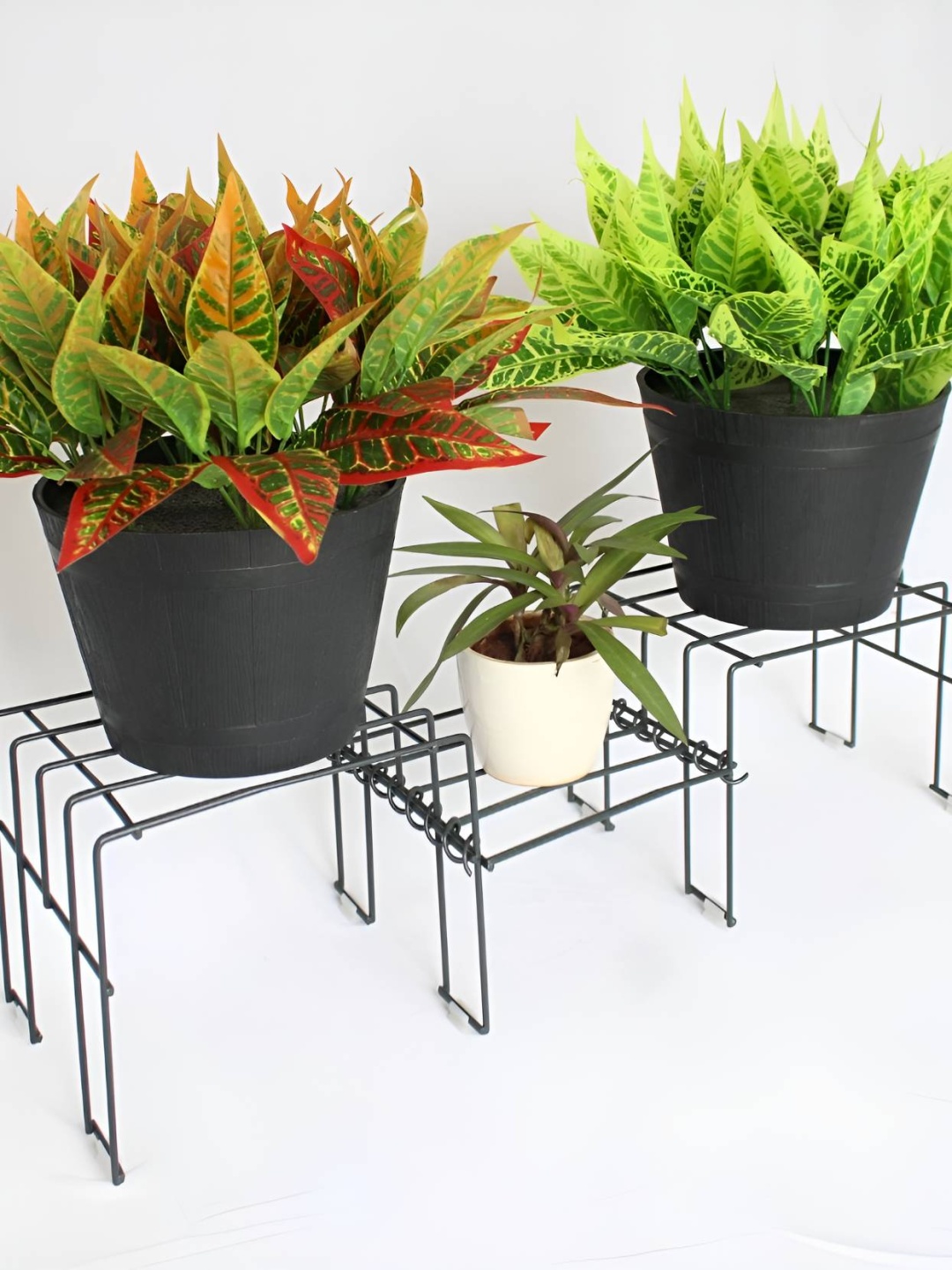 

Meshable White Metal Planter With Holder