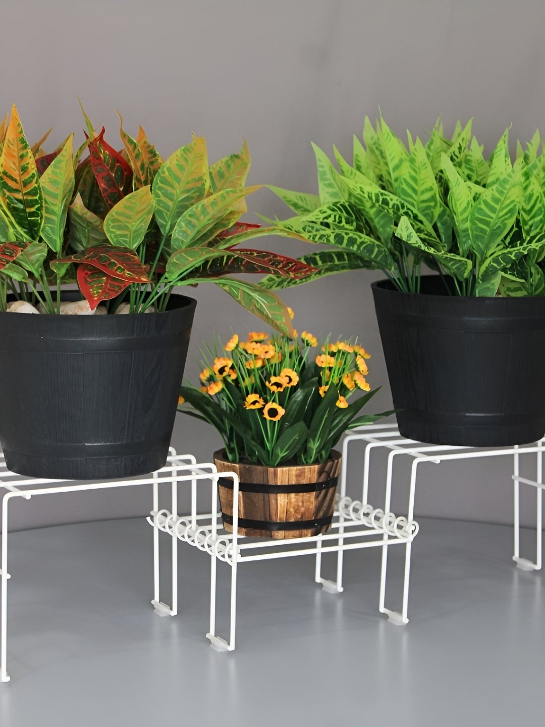 

Meshable Black Metal Planter With Holder