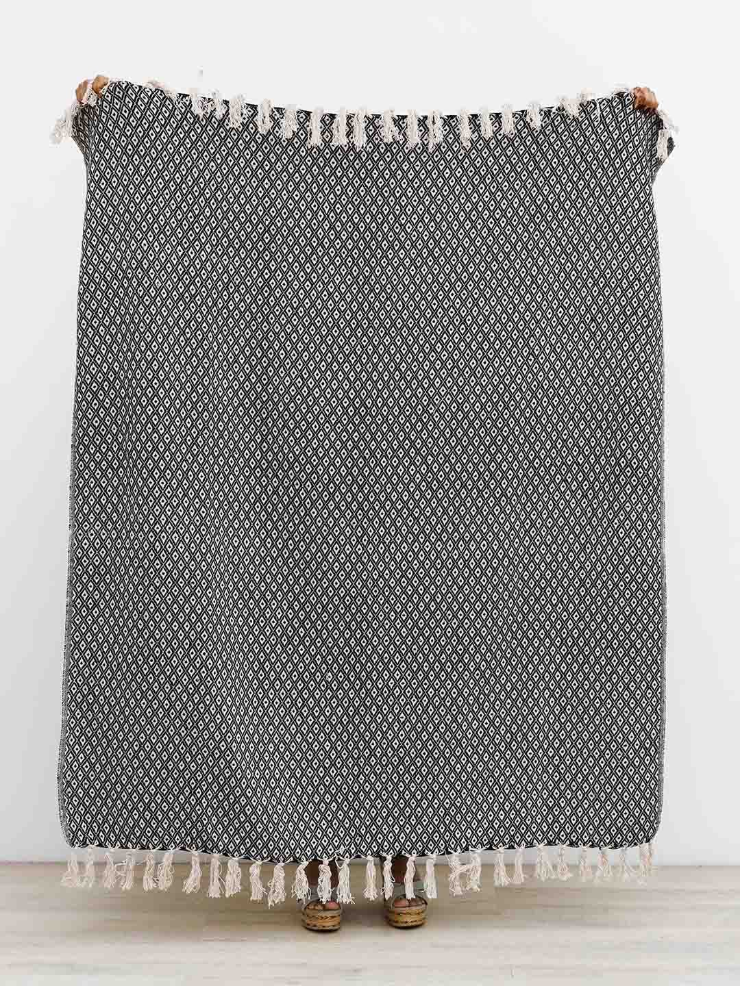 

Ariana White & Black Geometric Cotton Throw