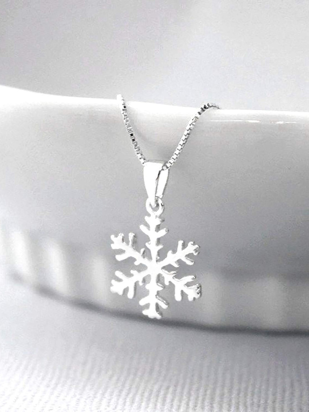

EL REGALO White Necklace