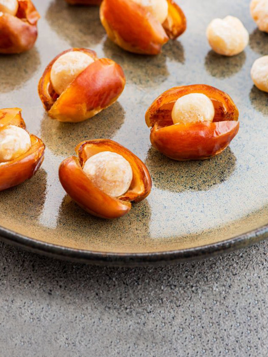 

Bateel Kholas Dates with Salted Macadamia-1kg, Brown