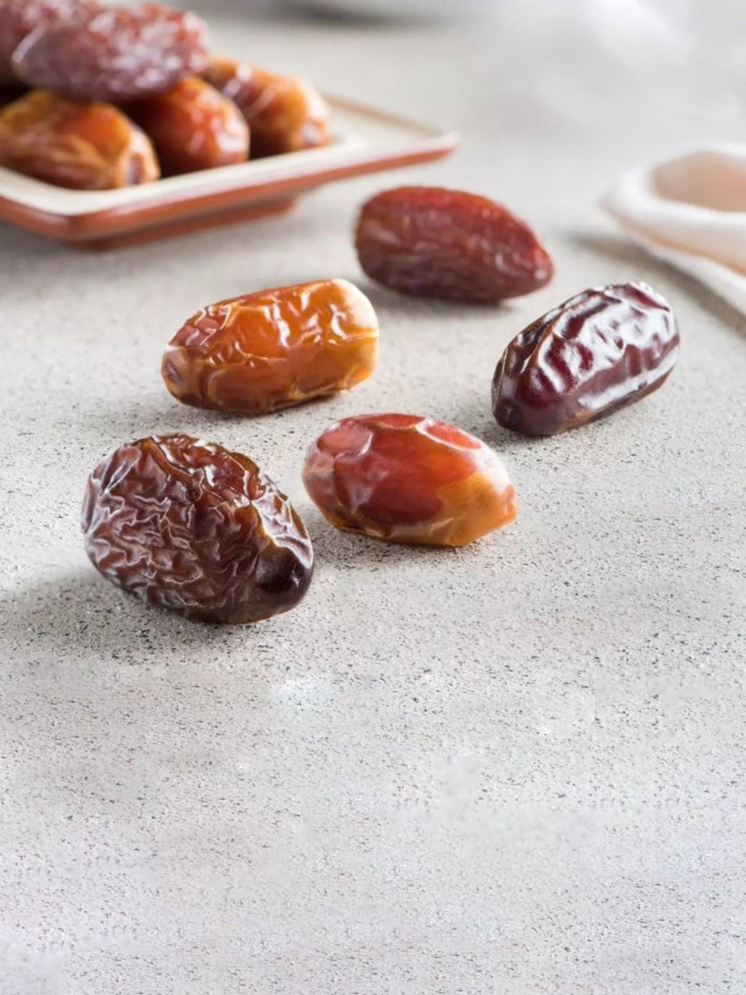 

Bateel Assorted Plain Dates-1 kg, Brown