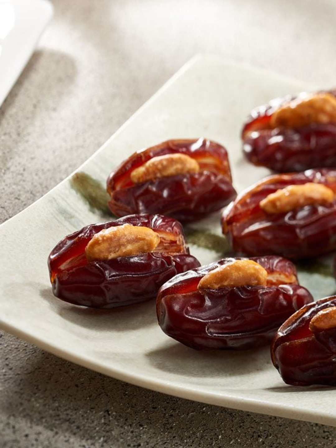 

Bateel Khidri Dates Filled With Whole Caramelized Almond 1 kg, Brown