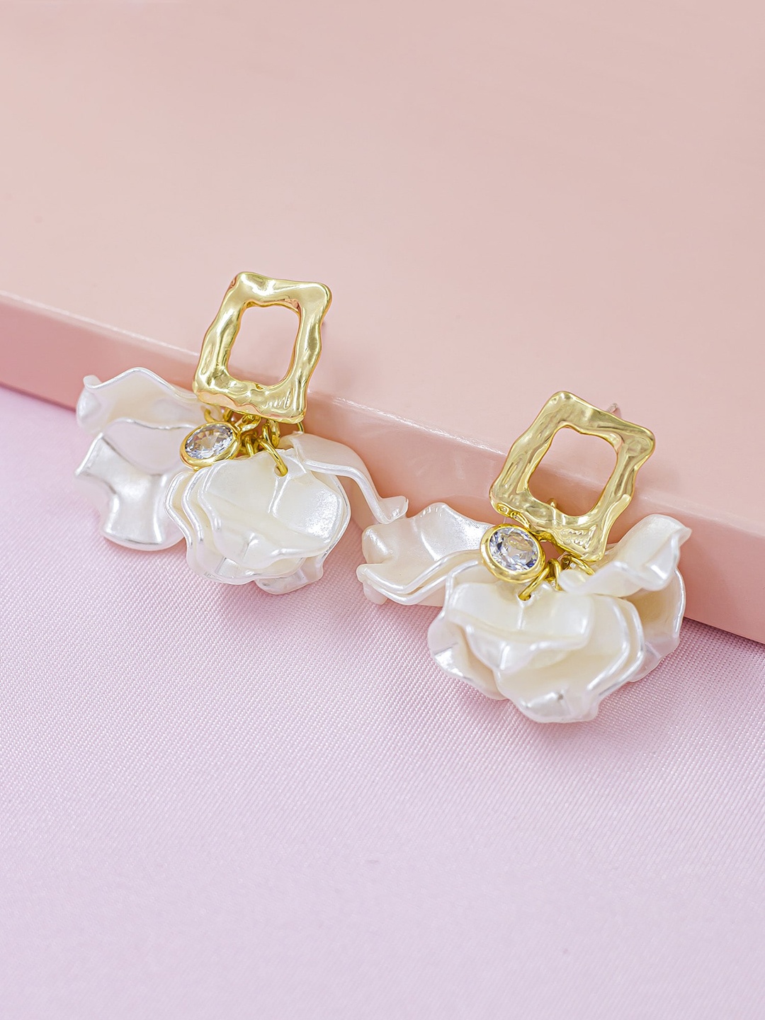 

Bellofox Gold Toned Gold Plated Drop Earrings