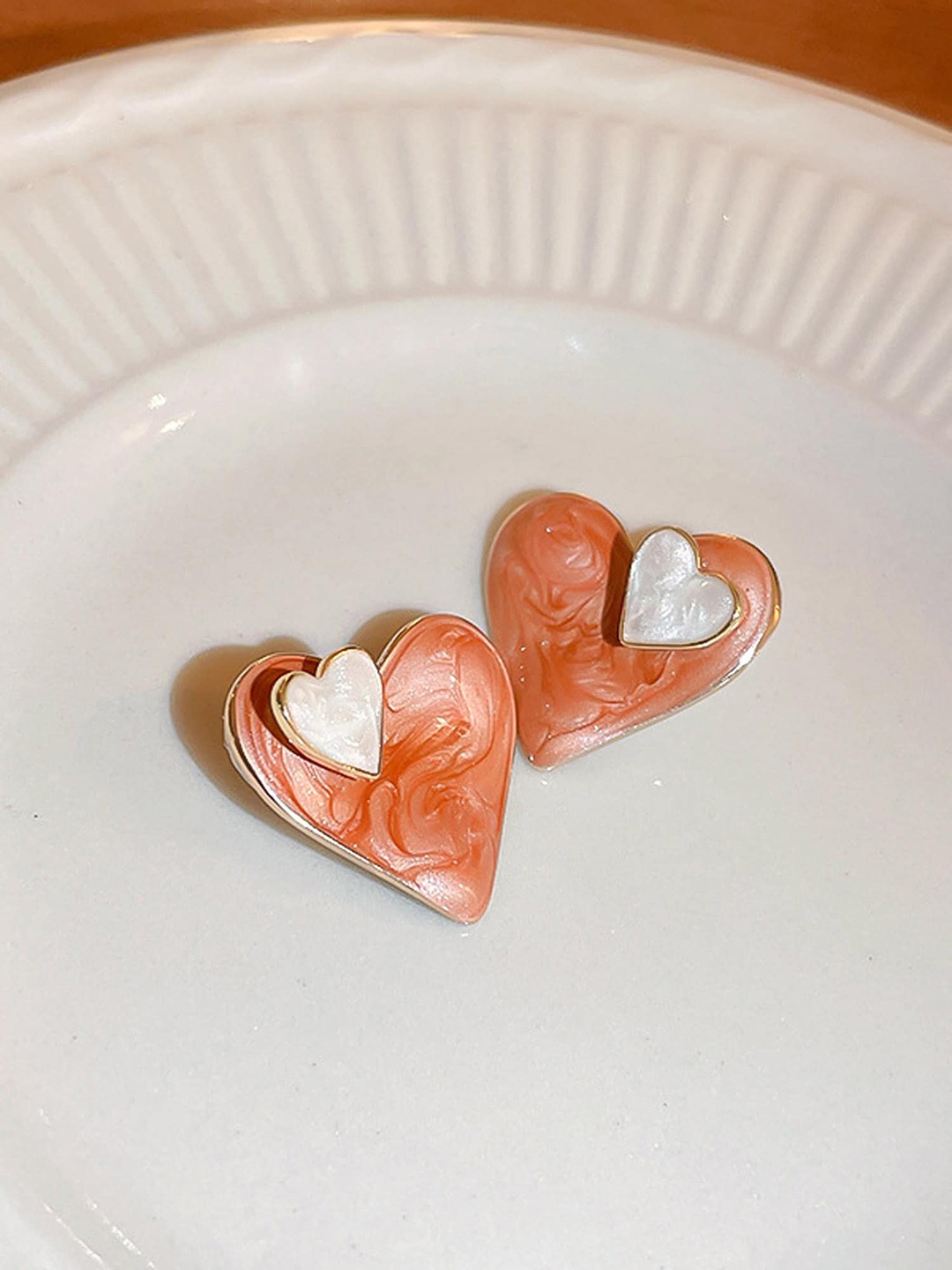 

Bellofox Brown & White Heart Shaped Stud Earrings