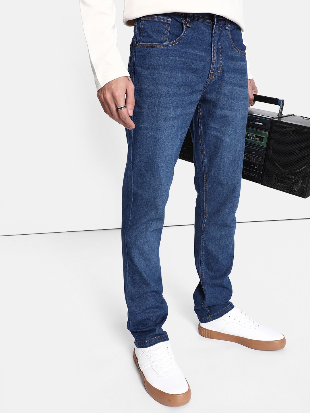 

The Roadster Life Co. Men Slim Fit Light Fade Stretchable Jeans, Blue