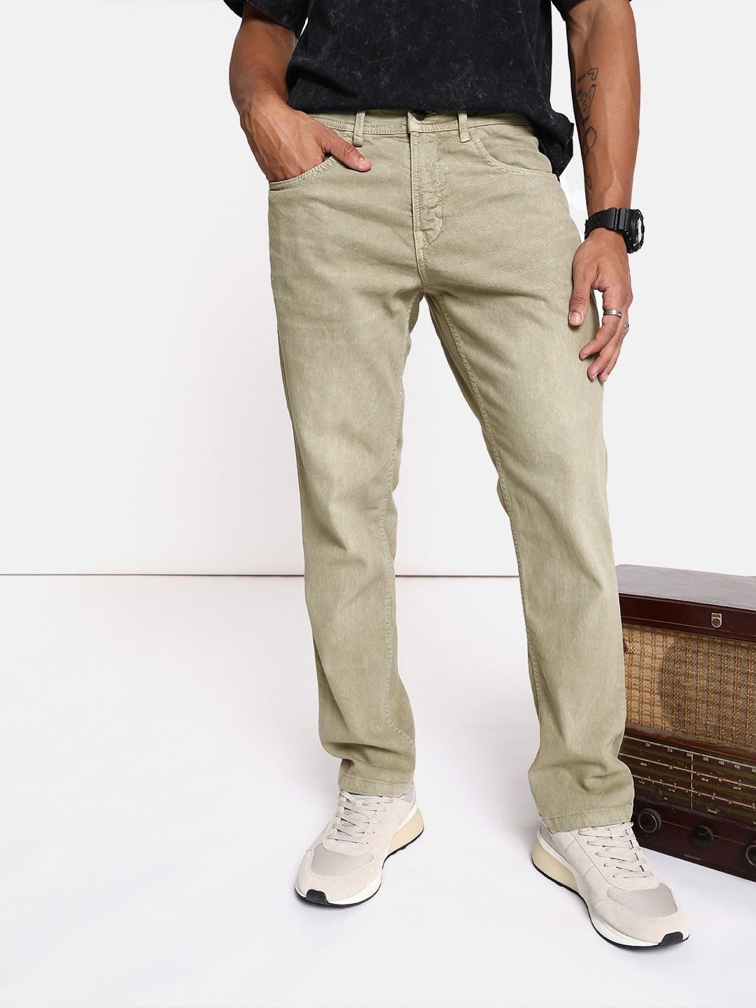 

The Roadster Lifestyle Co. Men Slim Fit Stretchable Jeans, Beige