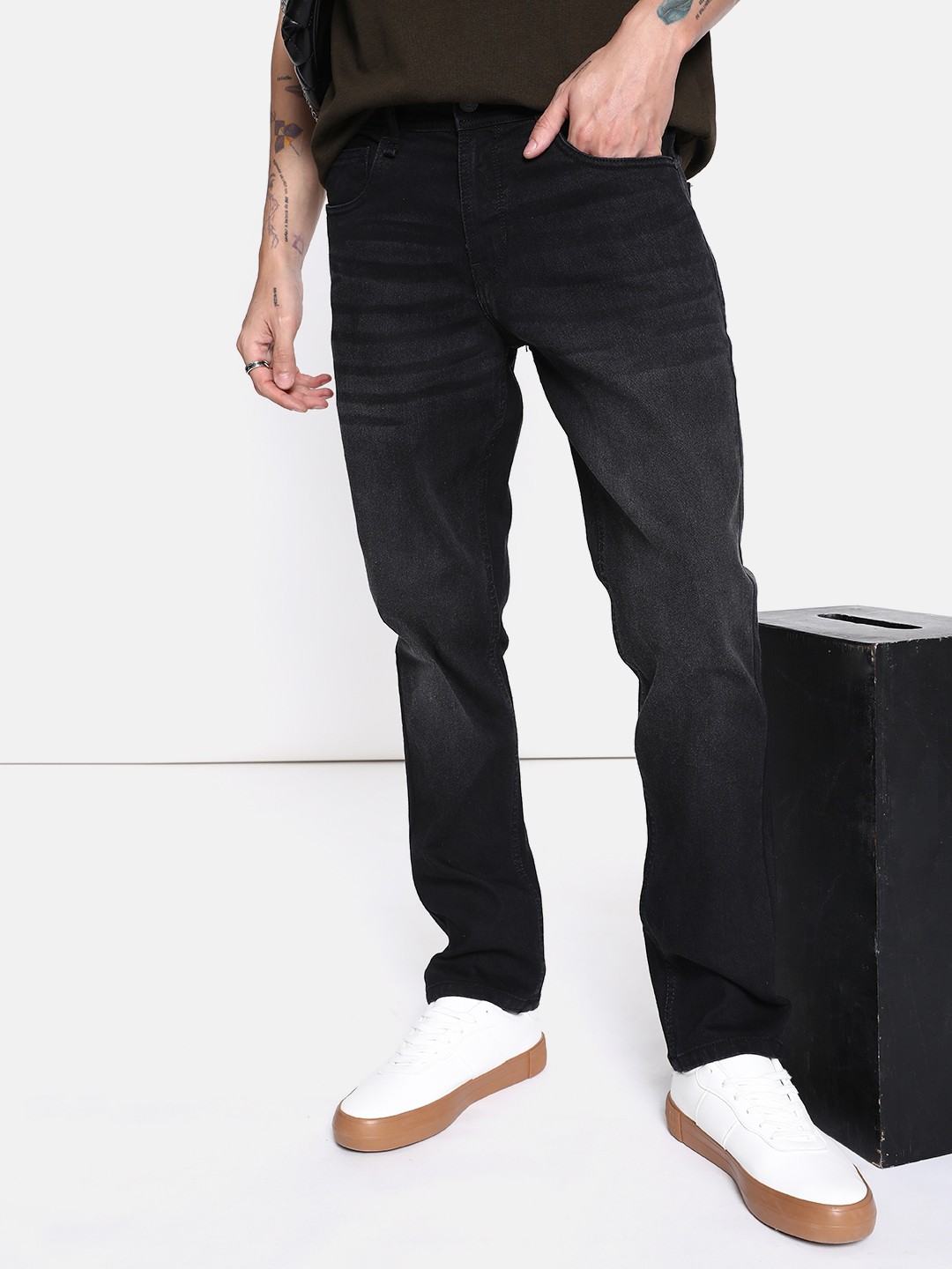 

The Roadster Life Co. Men Slim Fit Light Fade Stretchable Jeans, Black