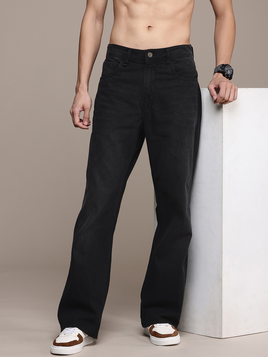 

The Roadster Life Co. Men Flared Fit Light Fade Jeans, Black
