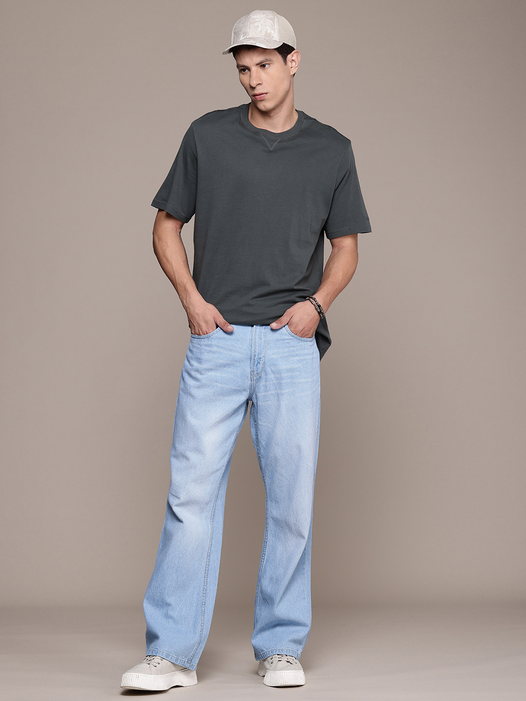 

Roadster Men Flared Light Fade Jeans, Blue