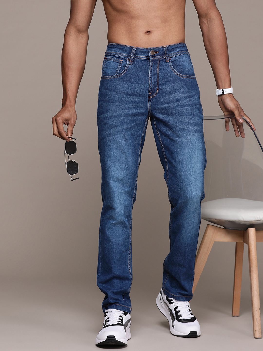 

The Roadster Lifestyle Co. Men Slim Fit Light Fade Stretchable Jeans, Blue