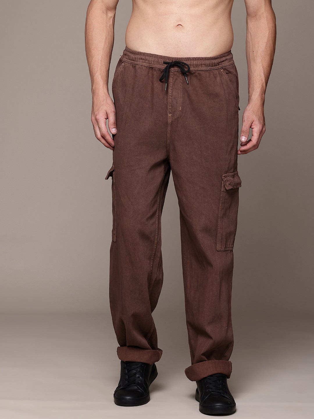 

The Roadster Lifestyle Co. Men Relaxed Fit Pure Cotton Cargo Jeans, Brown