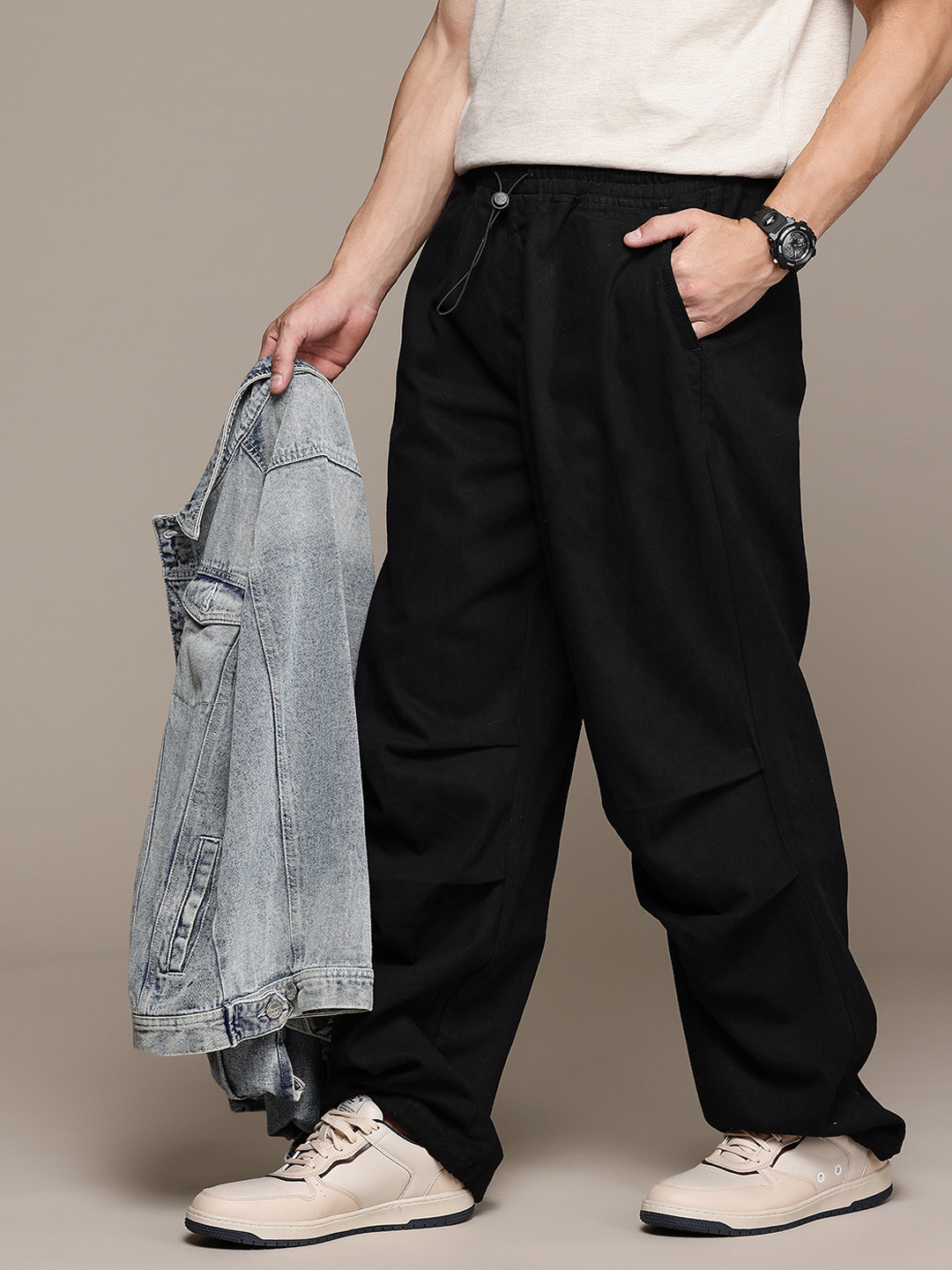 

The Roadster Lifestyle Co. Men Pure Cotton Parachute Fit Jeans, Black