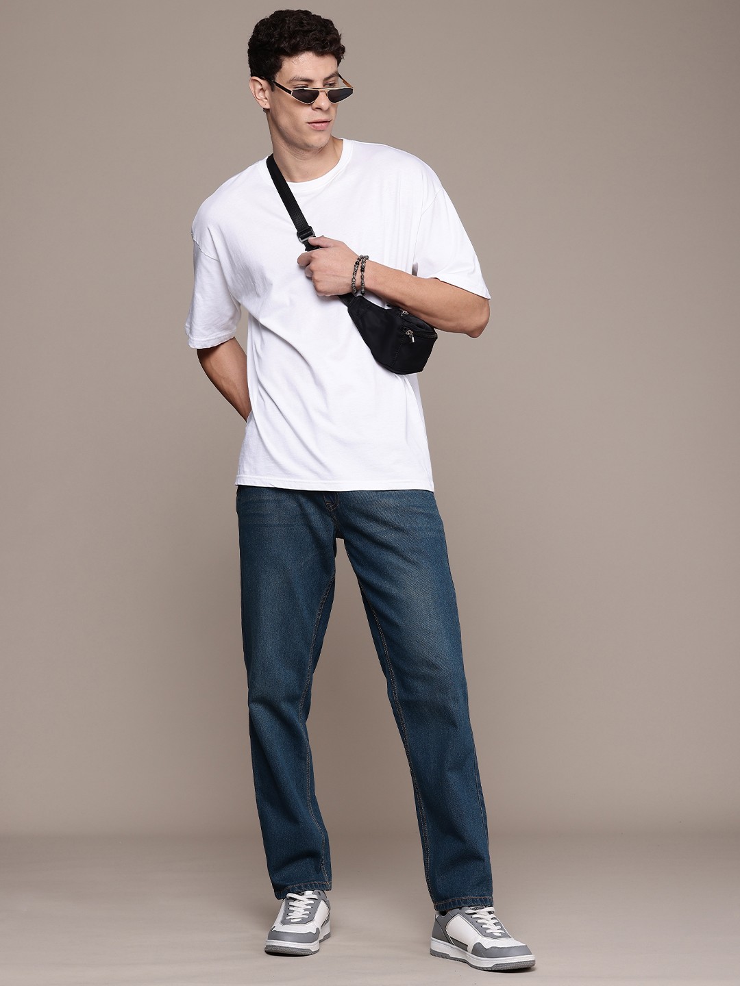 

The Roadster Life Co. Men Relaxed Fit Light Fade Stretchable Jeans, Blue