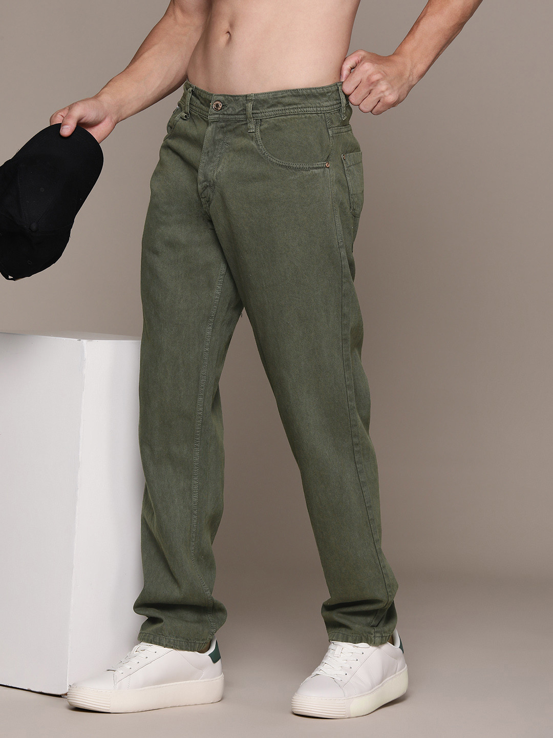

The Roadster Lifestyle Co. Men Cotton Relaxed Fit Jeans, Olive