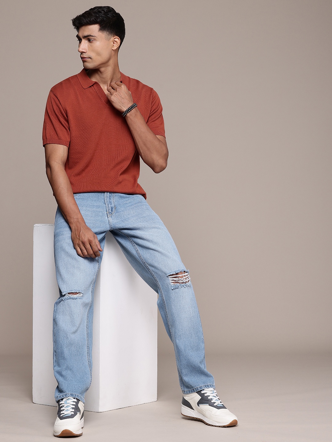 

The Roadster Life Co. Men Pure Cotton Relaxed Fit Mildly Distressed Light Fade Jeans, Blue