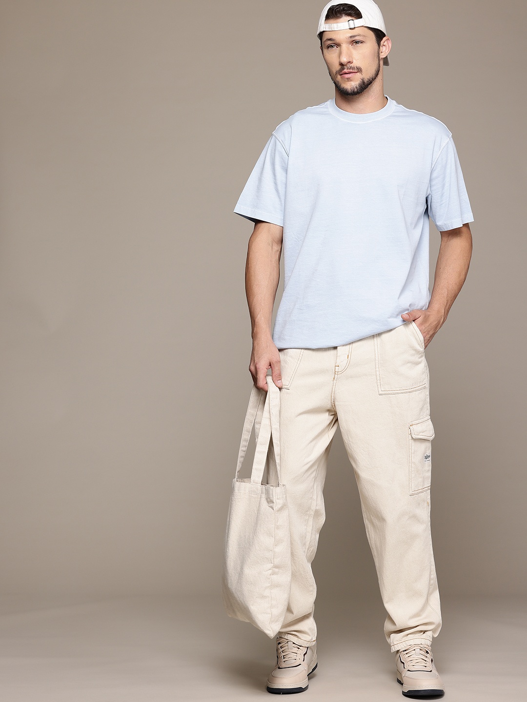 

The Roadster Lifestyle Co. Men Relaxed Fit Cargo-Style Jeans, Beige