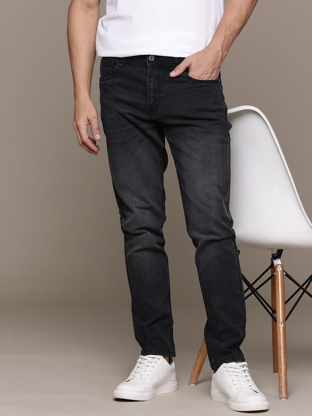 

Roadster The Lifestyle Co. Men Slim Tapered Fit Light Fade Stretchable Jeans, Black