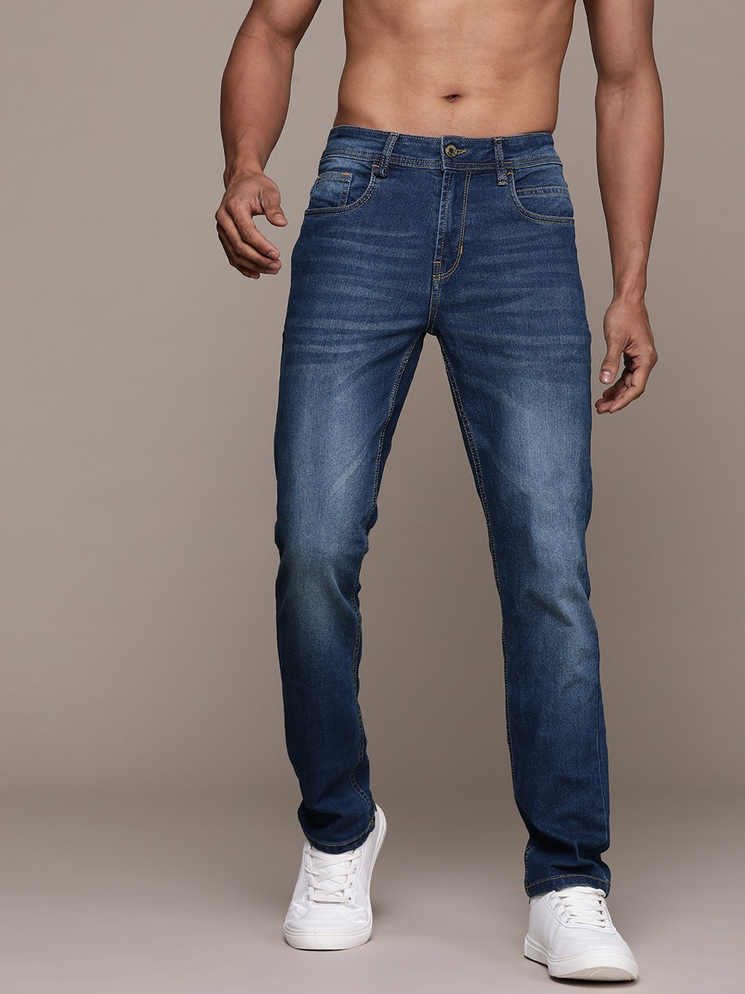 

The Roadster Lifestyle Co. Men Slim Fit Light Fade Stretchable Jeans, Blue