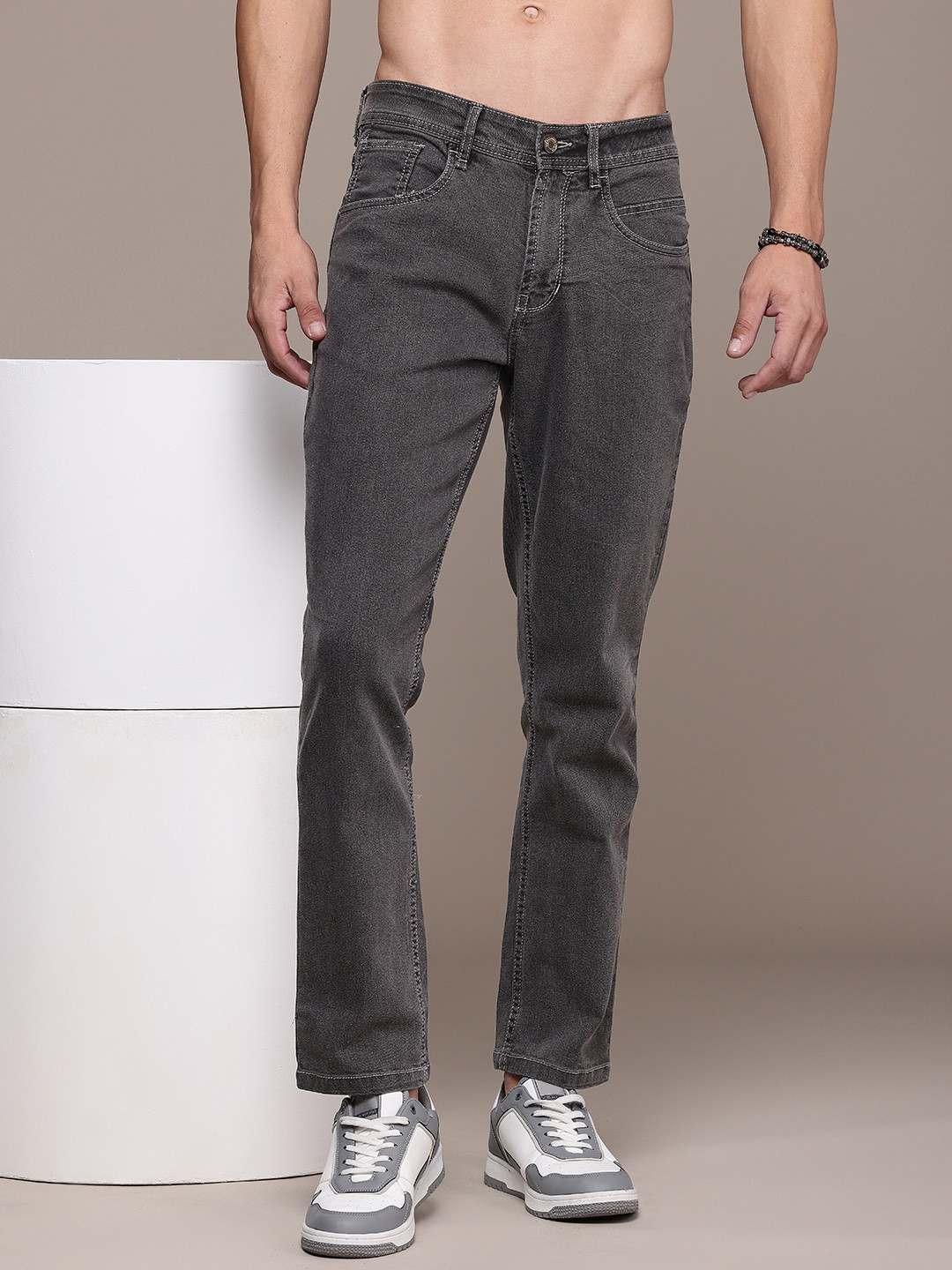 

The Roadster Life Co. Men Slim Fit Light Fade Stretchable Jeans, Grey